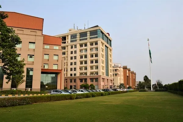 GL Bajaj Institute of Technology & Management campus